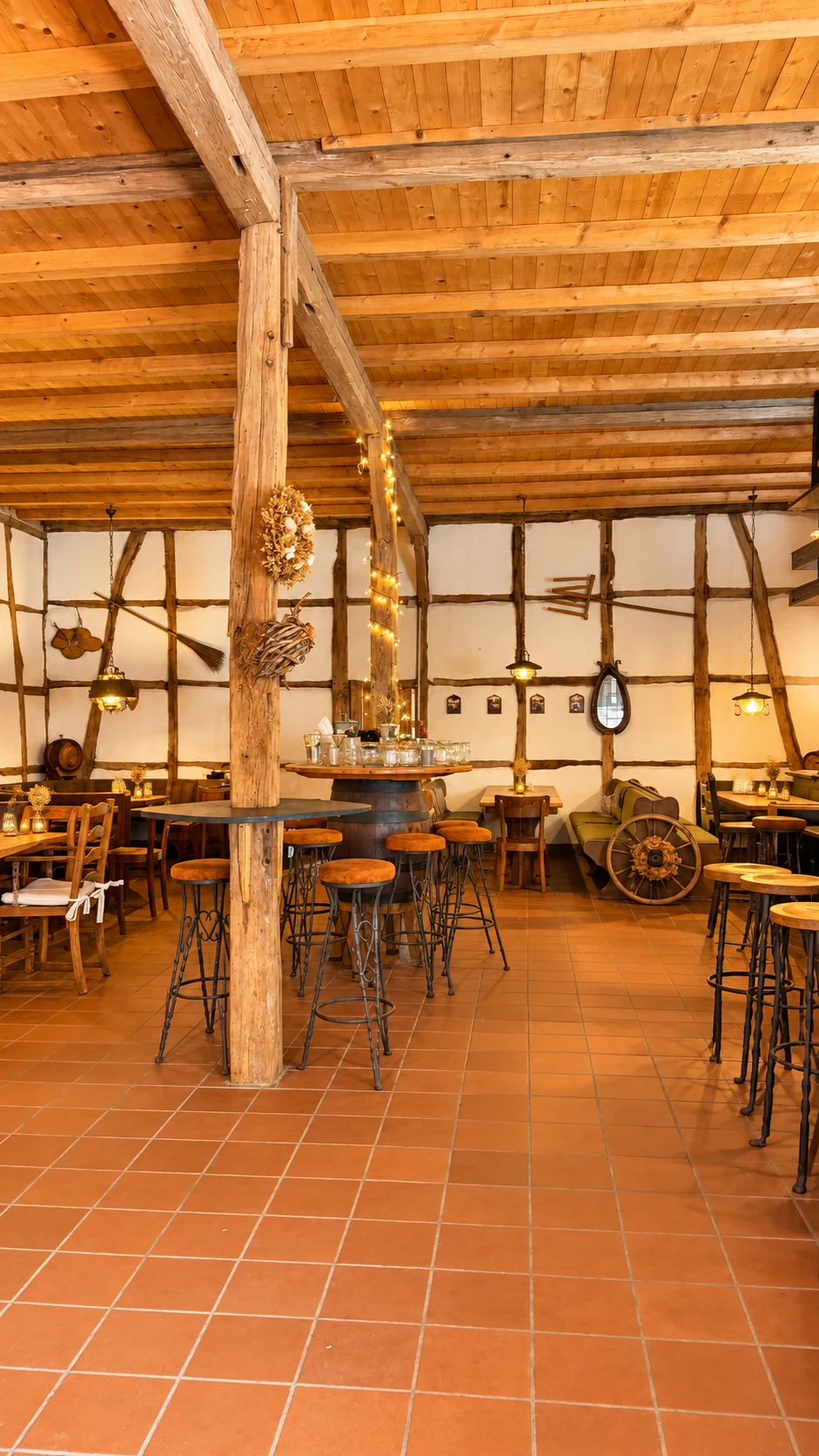 Historischer Innenraum der Scheune 79 mit Fachwerk und Sitzbereichen